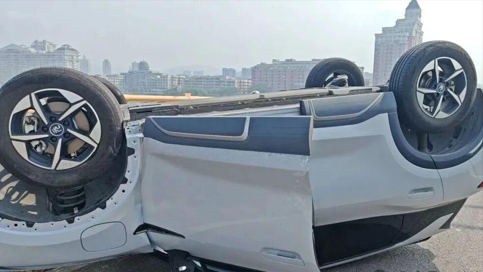 温州瑞安飞云江大桥一幕……今天上午，温州飞云江大桥上发生一起交通事故，一辆白