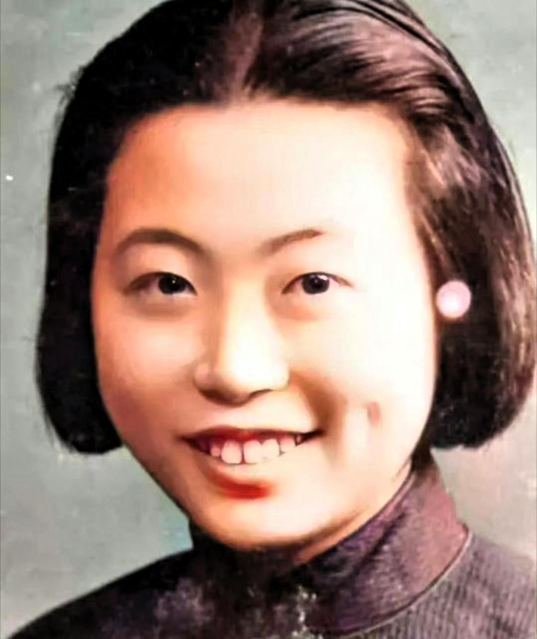 2010年，北京，九十五岁的革命家沈安娜走完传奇一生。当年蒋介石主持高层会议，