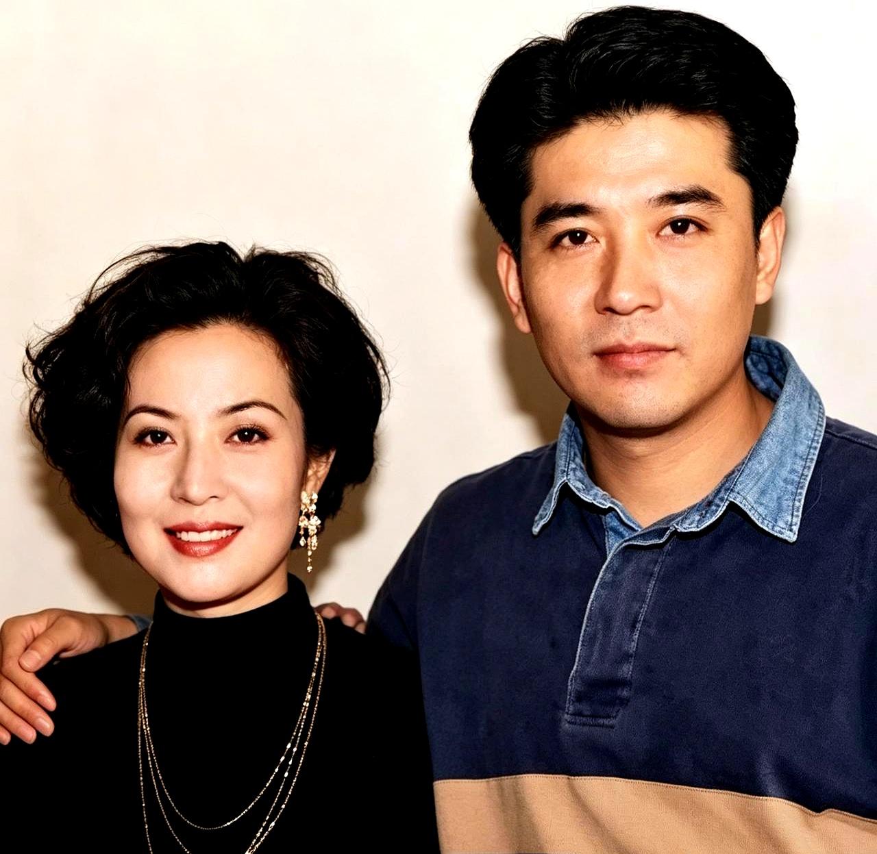 谁说名利场里全是快餐爱情？真有人牵着初恋的手一走就是整整38年，硬是把日子过成
