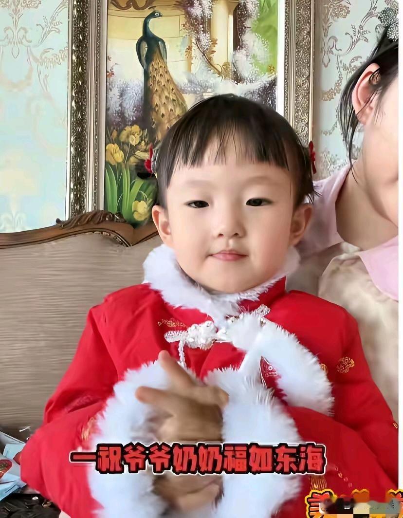 黄一鸣，现在是越来越搞笑了！也许是为了流量，黄一鸣带着闪闪在网上给爷爷奶奶拜