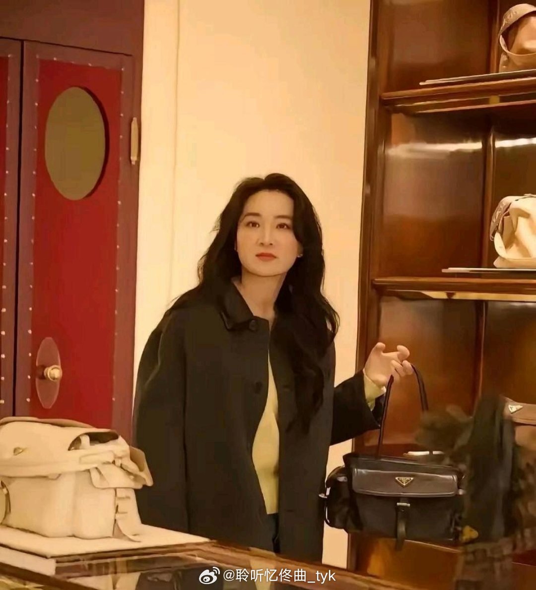 贾玲已经完全是另一个人了，不再是搞笑，而是高冷时尚