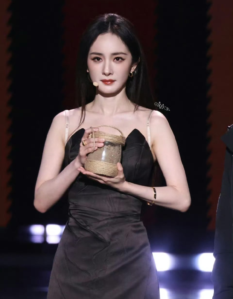 杨幂电视剧年度盛典出场恭喜杨幂凭借生万物中的优秀表现获得第四届中国电视剧年度盛