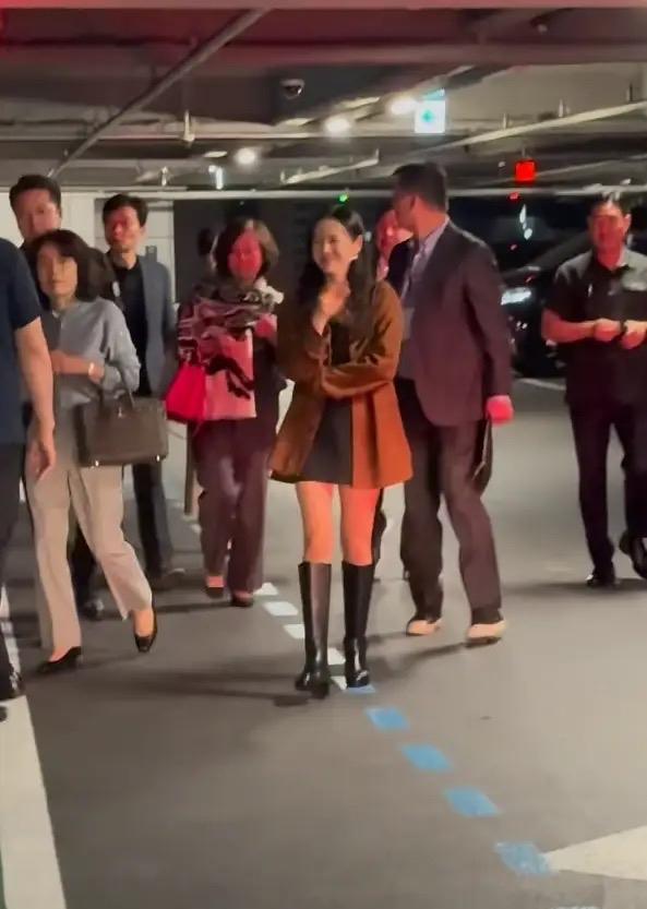 9月22日，玄彬携两家父母现身，为孙艺珍新作打call，场面温馨又吸睛。现场，两