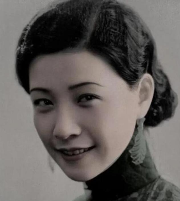 1935年3月8日晚，阮玲玉回到家，说肚子饿，让母亲煮了一碗八宝粥，拿回房间里，