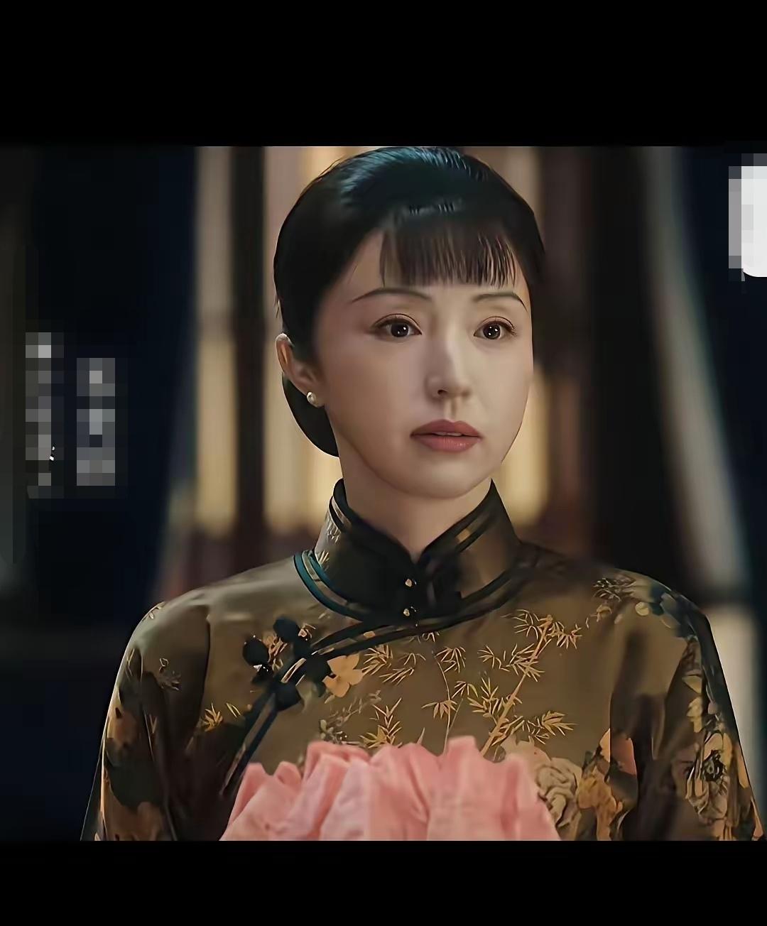 说实话，董璇的长相气质根本演不了宋美龄。宋美龄的面相气质特别的大气，眼神犀利霸气