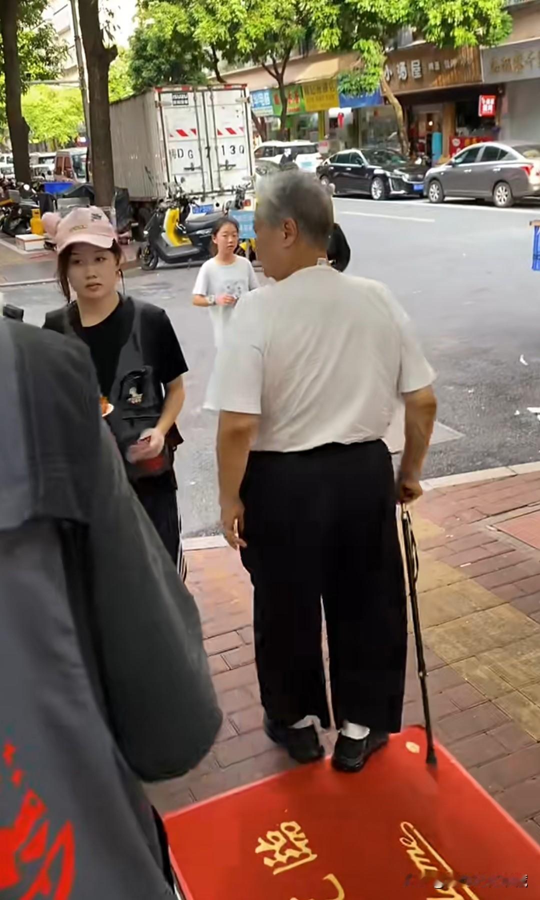 汕头偶遇洪金宝，近日，在汕头街头的著名动作演员洪金宝拄着拐杖在饭店门口溜达，头发