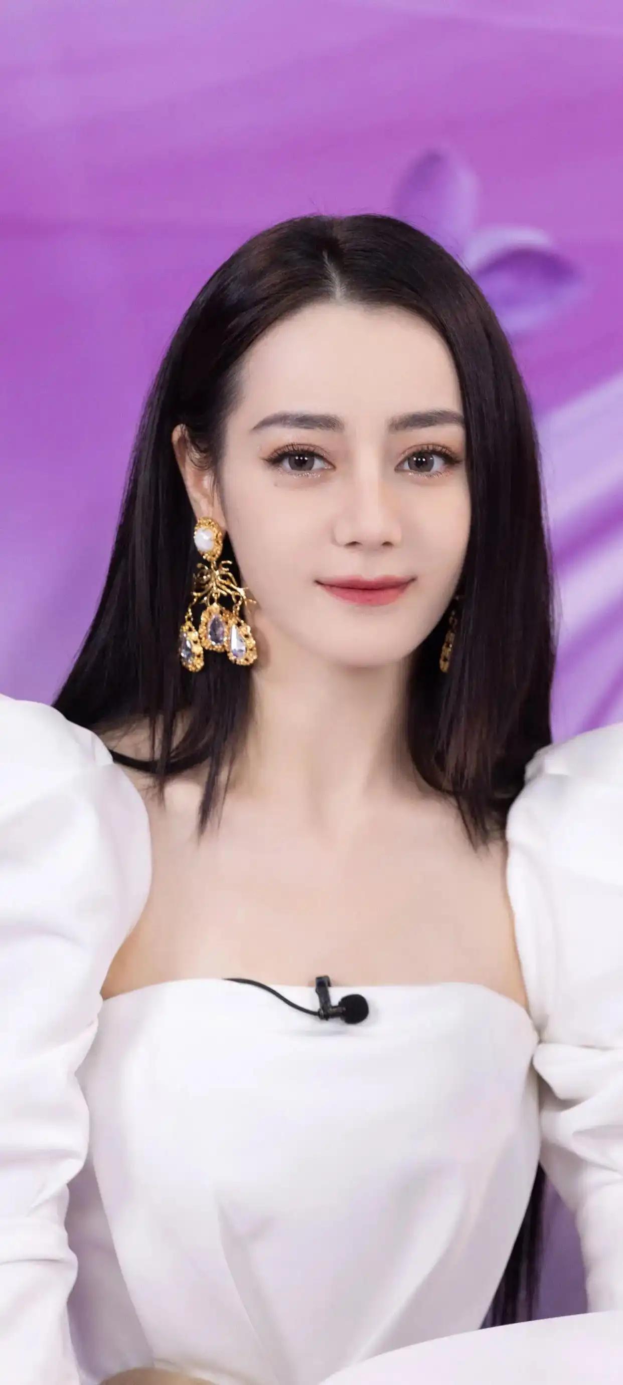 天天都有明星瓜，看看今天是哪家。[吃瓜]1.胡歌和肖战要合作了？！今