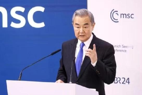 昨天，王毅出席慕尼黑安全会议时说:“中美关系面临两种情景，一种是美国客观理性认知