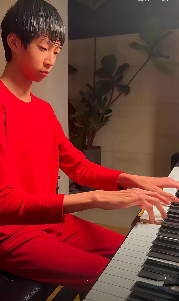 这是姚晨和曹郁的儿子小土豆（大名：曹睦然）。看这双修长的手，感觉是为钢琴而生的。