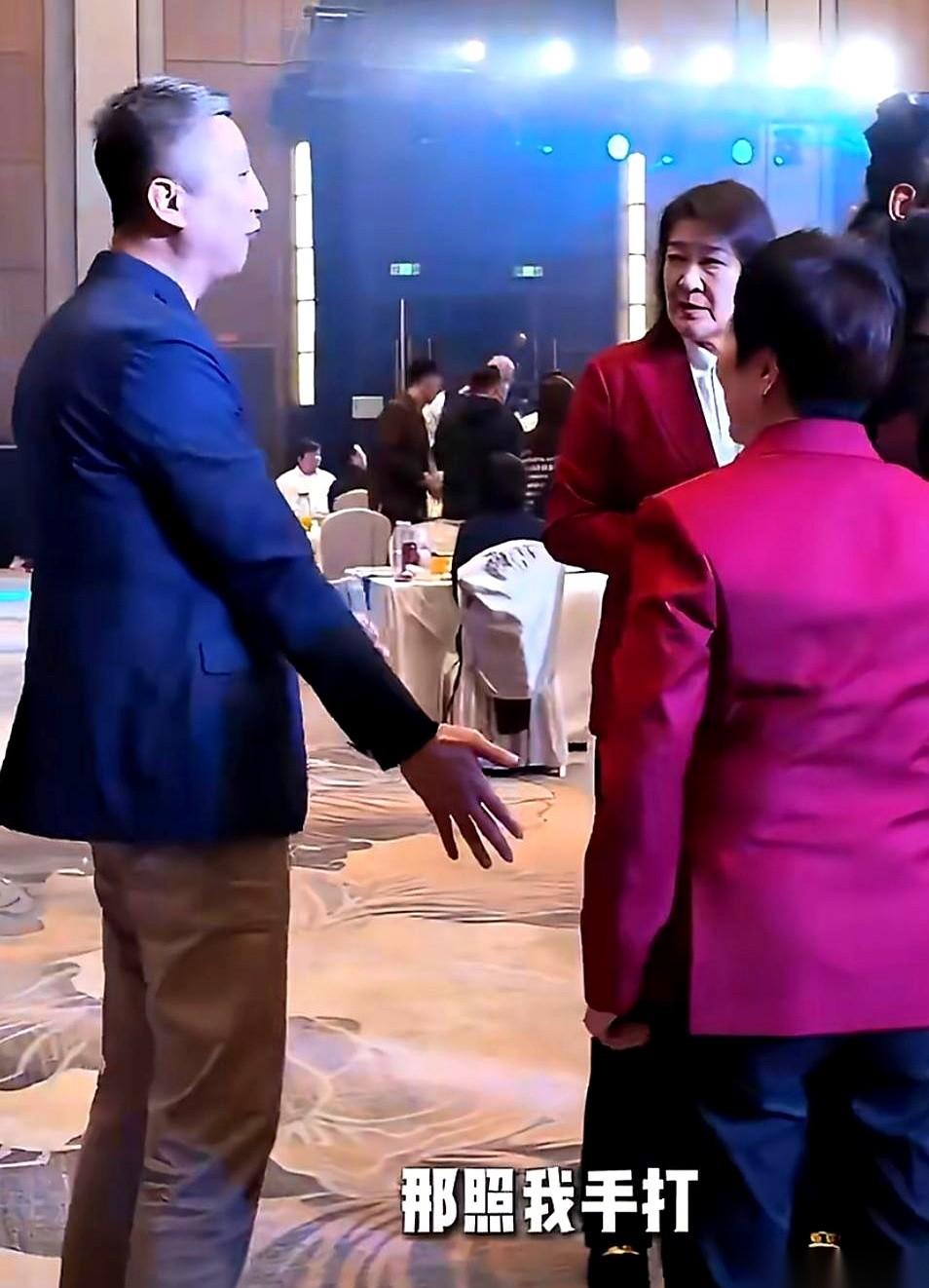 “我是手碰球了！”哈哈，郭导终于当着李昕那帮老女篮大姐们的面儿，“招了”。全