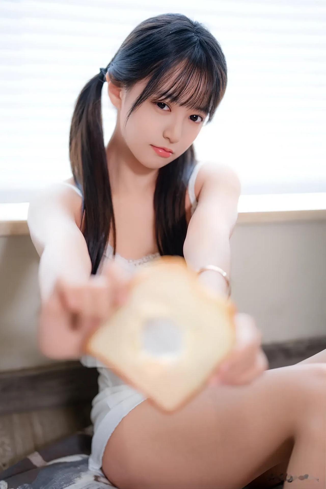 元气少女与面包的甜蜜邂逅🍞💕