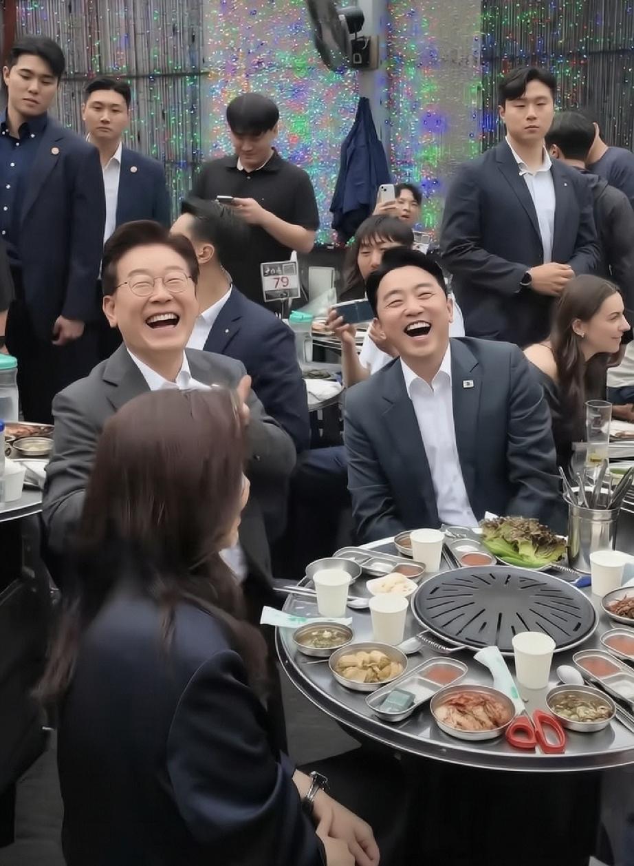 李在明在大排档吃烤肉，秘中贴心挤芥末，保镖紧盯着楼顶。