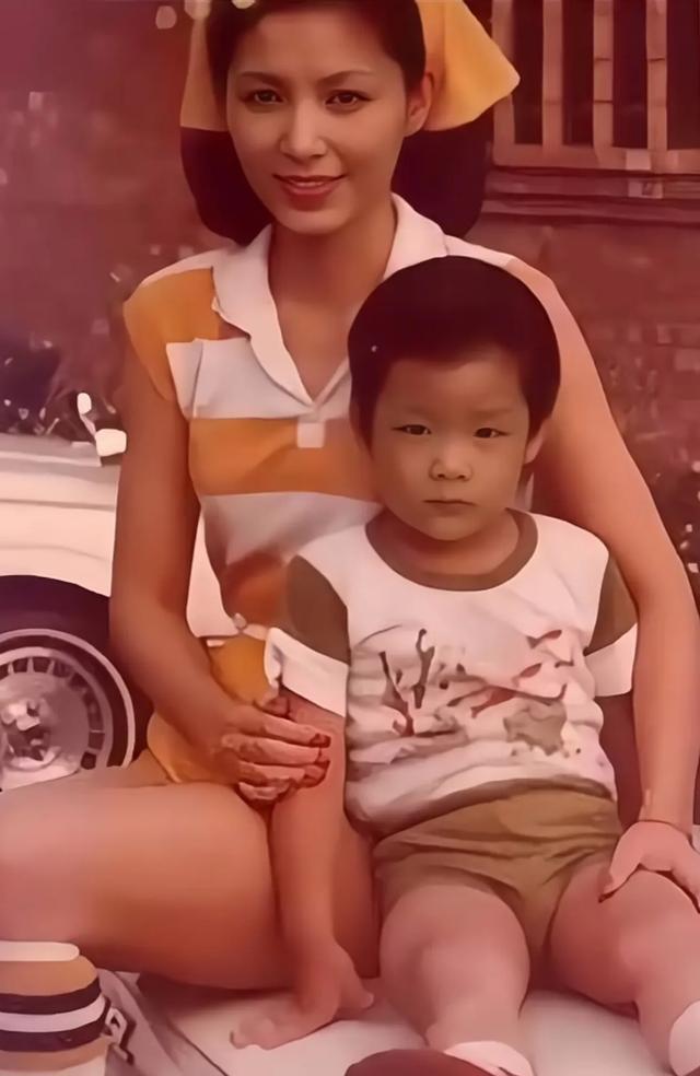 这是一个男明星小时候跟妈妈的一张合影，感觉80年代的他长相一般般，眼睛有点小，五