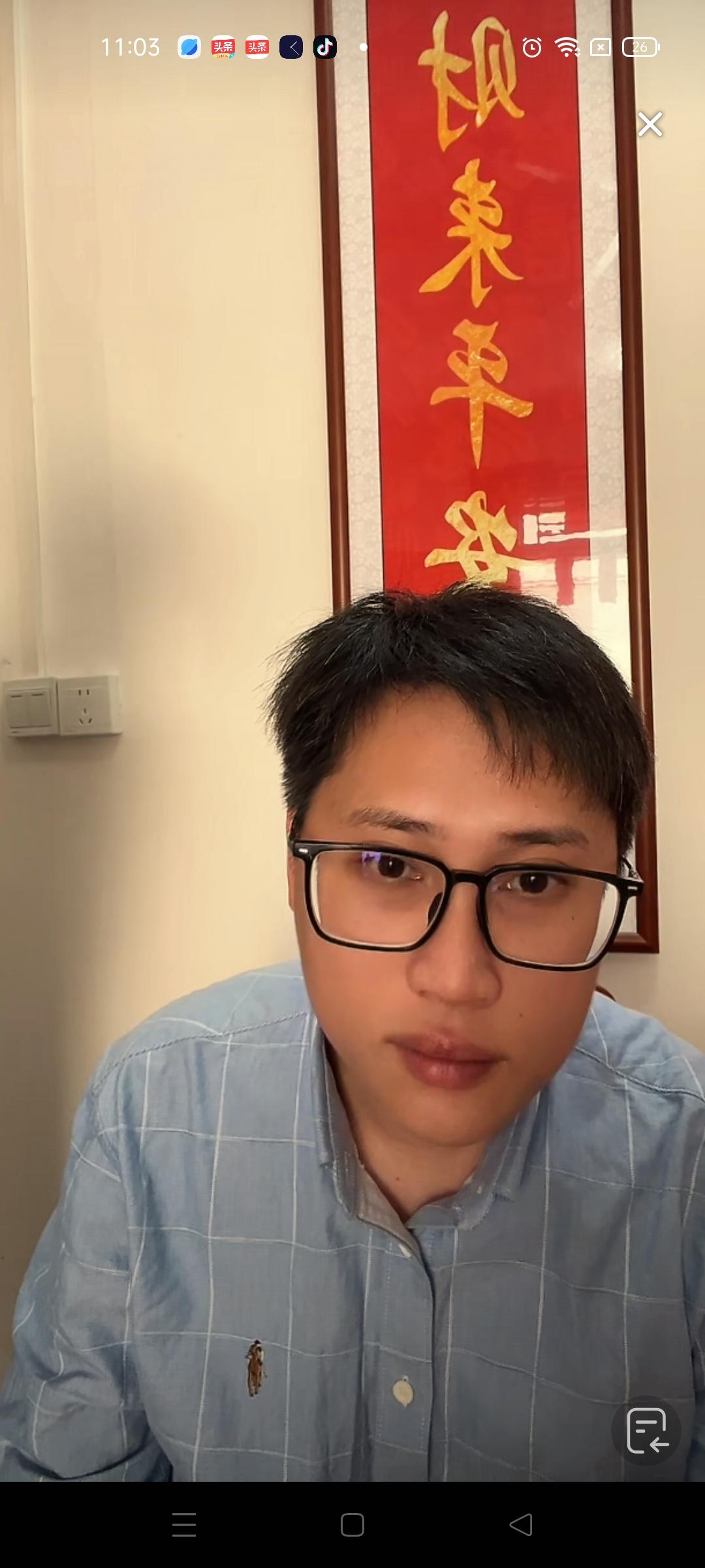 梁志辉今天过生日，他在老家开启了直播，直播间满屏飘屏祝梁志辉生日快乐，这是