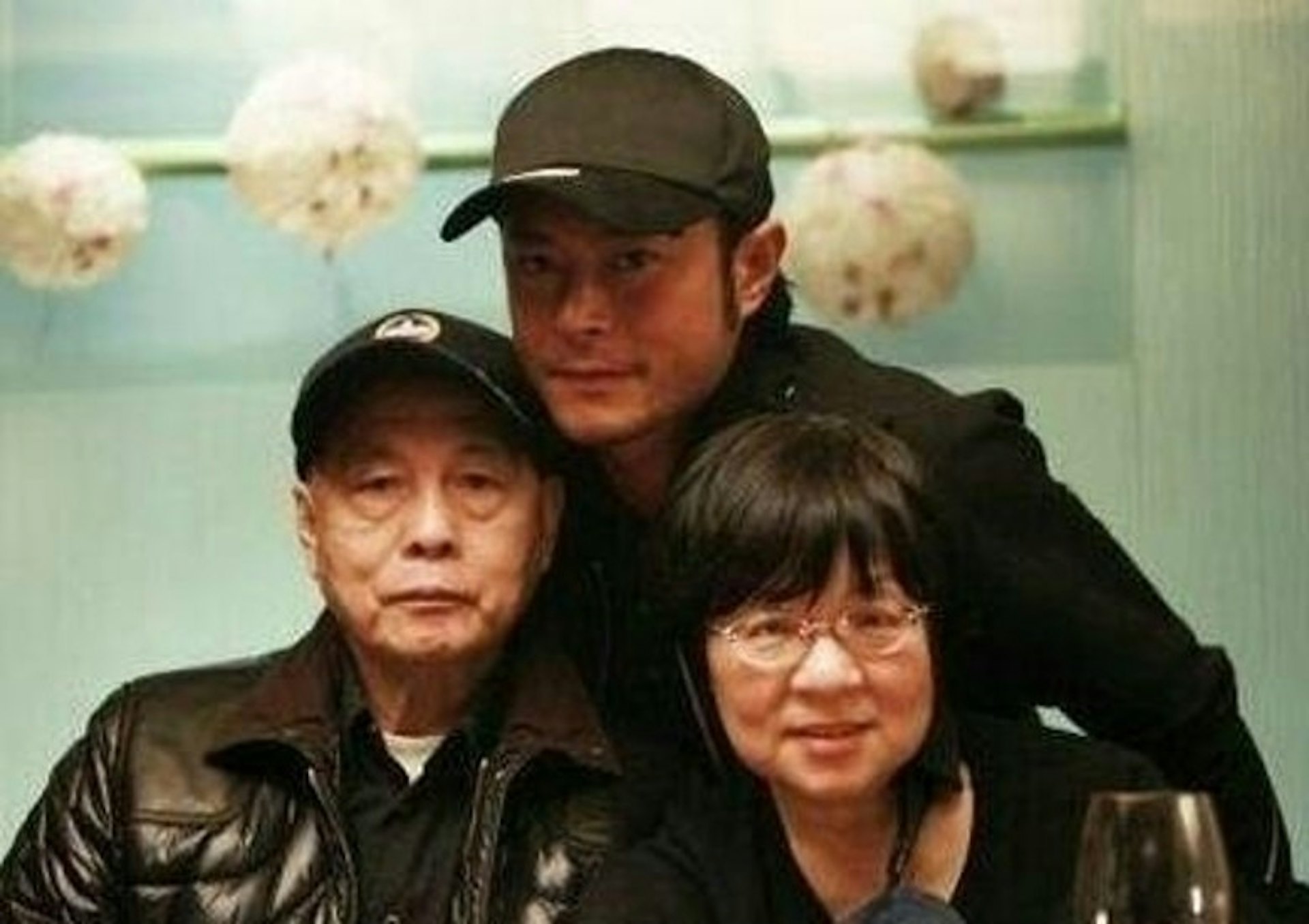 古天乐为妈妈庆生。