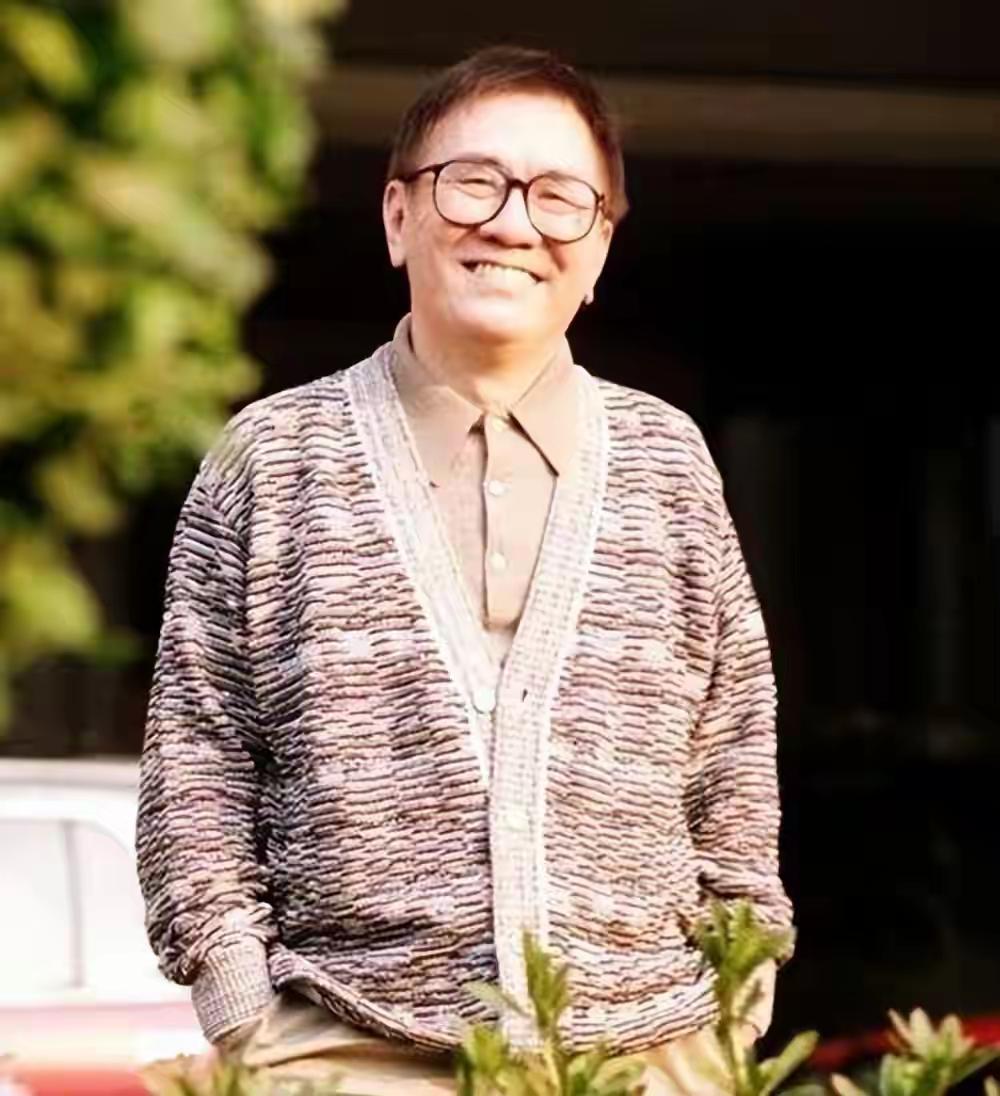 黄霑这人生简直比电视剧还跌宕起伏。香港四大才子，写《上海滩》《男儿当自强》《沧海