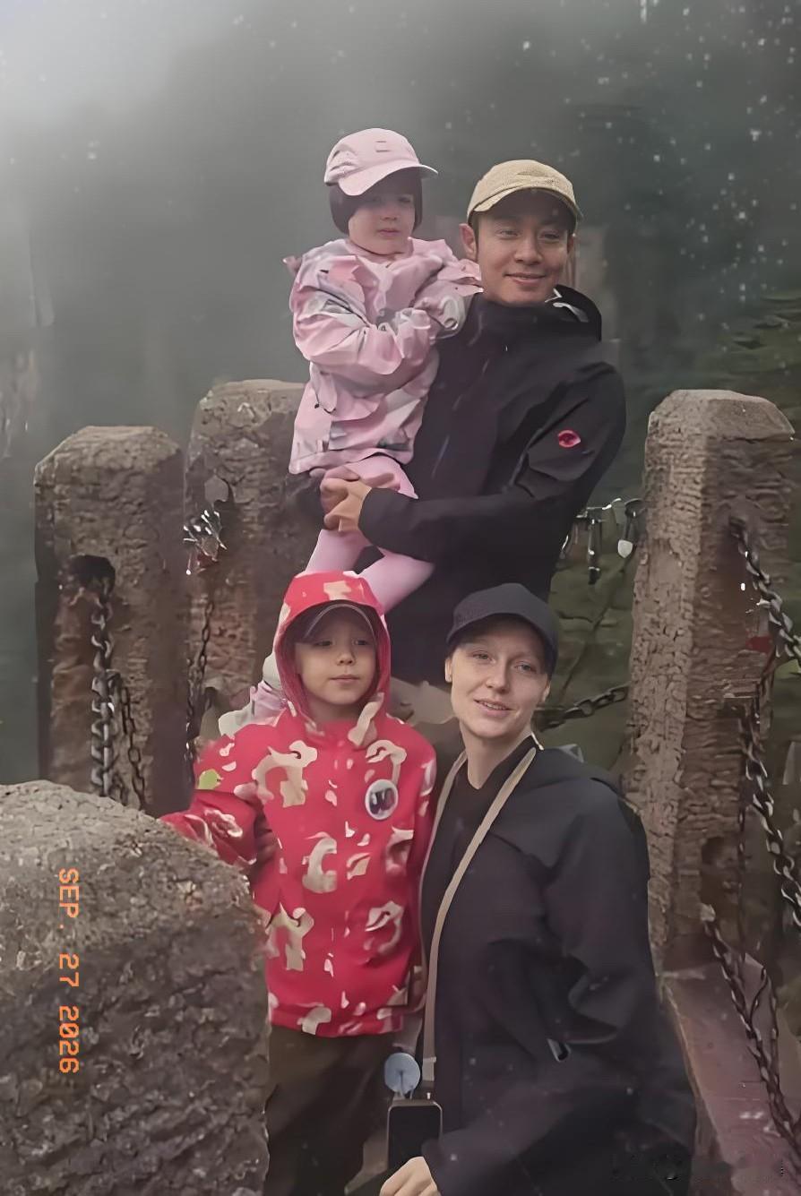 撒贝宁这俩龙凤胎，简直就是对他“北大还行”凡尔赛基因的降维打击。本以为混血