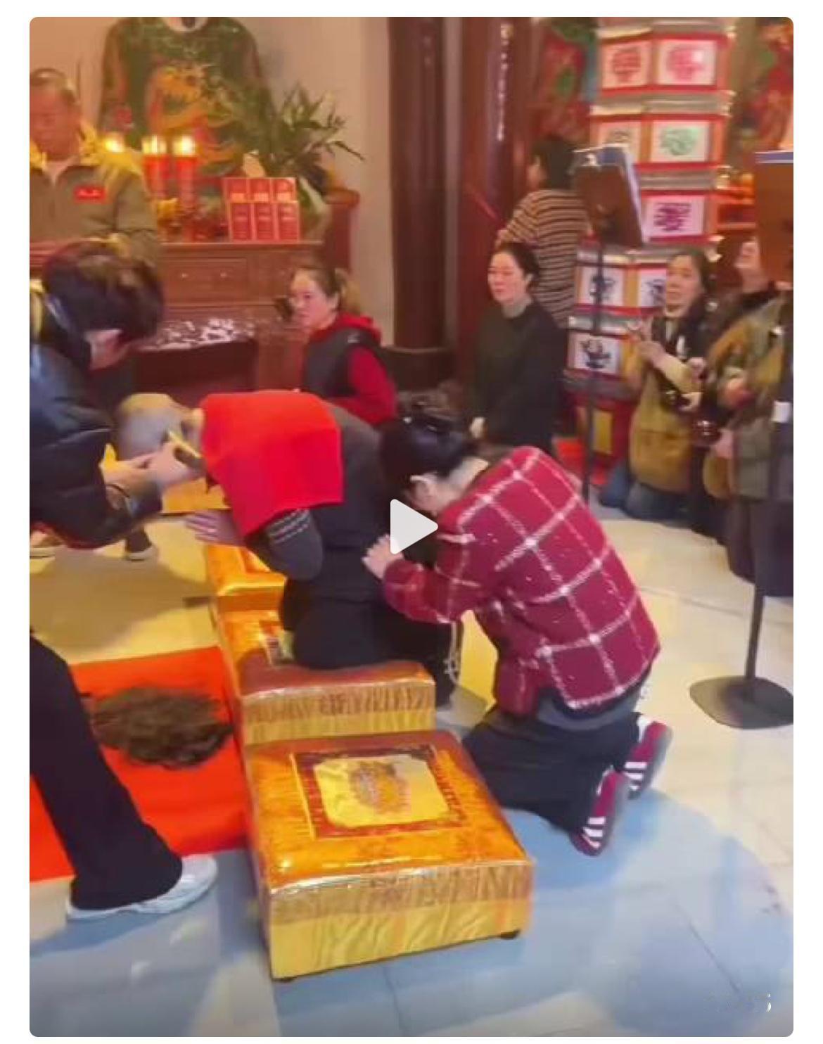 道观里的奇葩一幕，师太请一个俗人剃度，旁边供着道教的神仙，几个居士跪着奏乐，听的