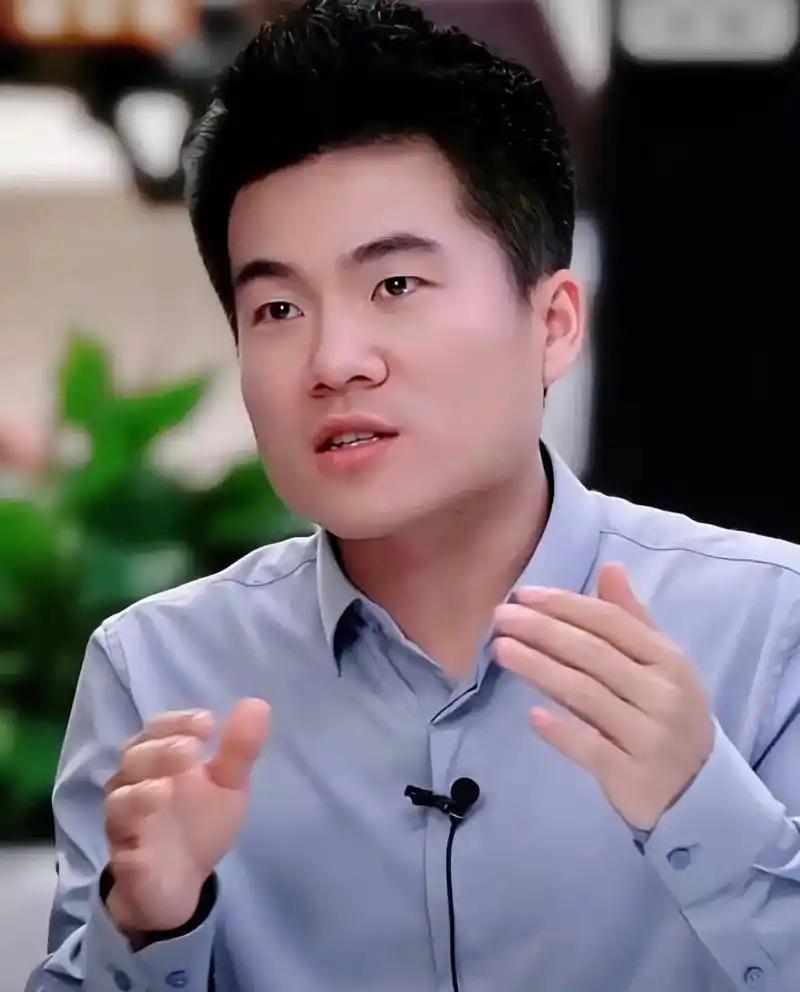 为什么要读书？董宇辉说：“一个装粪的桶，叫粪桶，大家都躲着它；一个装水的桶叫水桶