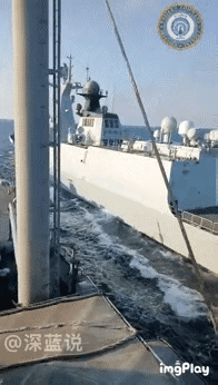 刚刚，南海上演了一出抵近“猎杀”一幕，相距不到2米，我海军054A型导弹护卫舰