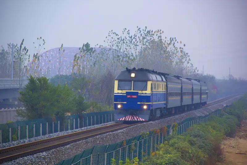 老周最近在阳台抽了半宿烟，火星子烫到手才回过神来。不是亏钱闹的，是他账户里那30