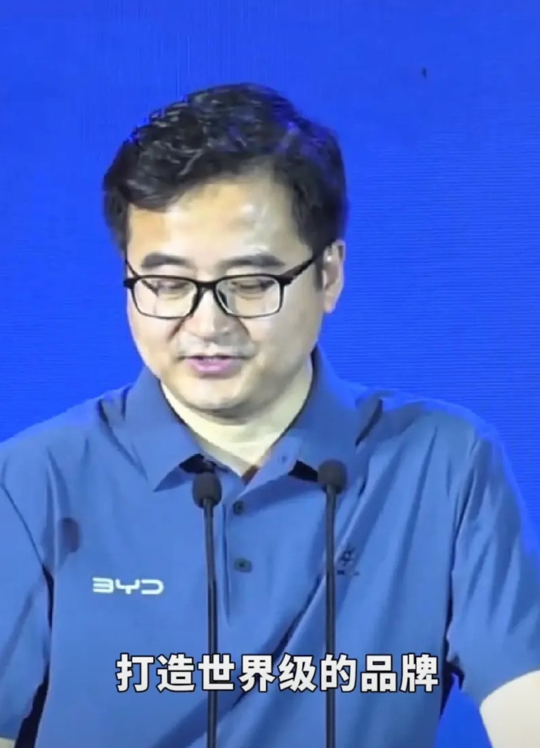 在重庆车展行业论坛上，比亚迪李云飞围绕“反内卷”发声，强调技术创新是打造世界