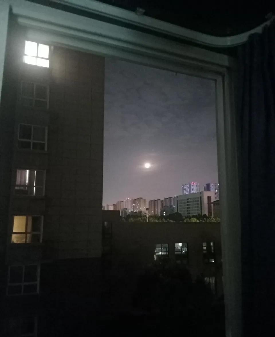 半夜，一股温热的气息包围了我，是老公的吻。熟睡中，突如其来的温热触感让我