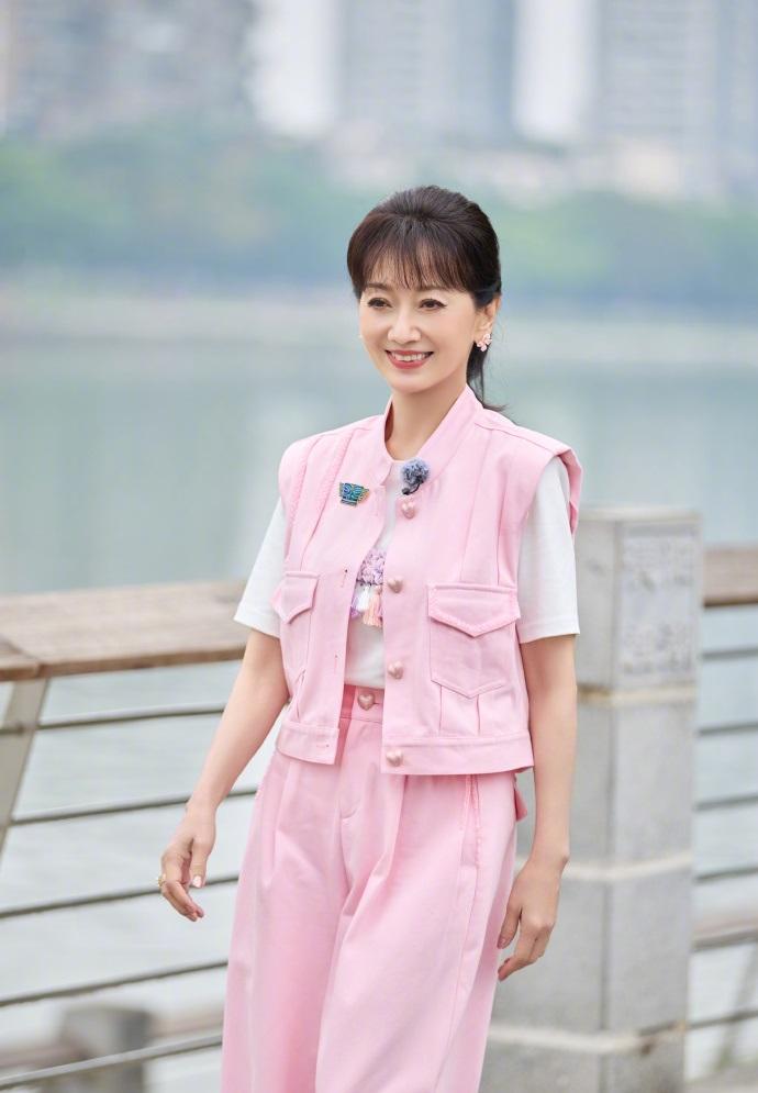 最近赵雅芝现身德阳，她这回穿了一件粉色的衣服，整个人显得很年轻，也格外的有活力之