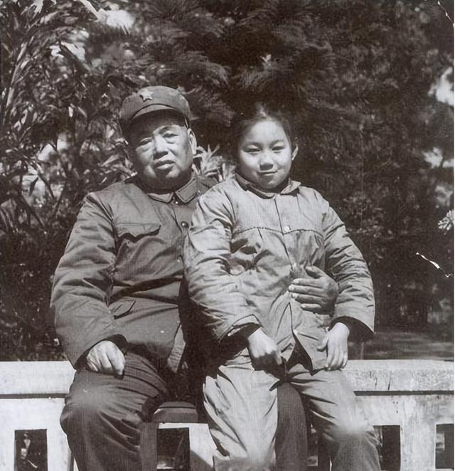 1971年冬天，许世友在南京长江大桥视察时，看到守桥士兵冒大雪露天站岗，当即提出