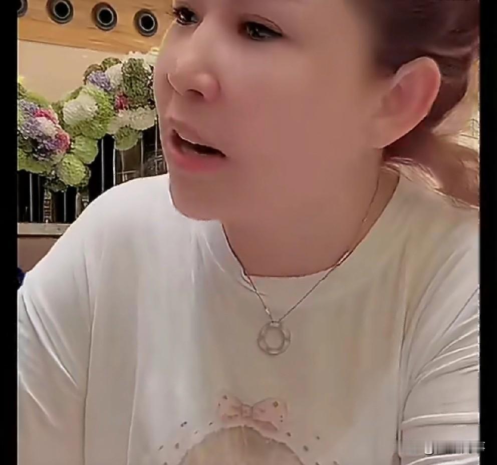 驴姐在酒店大堂脱鞋踩沙发，遭到工作人员制止。