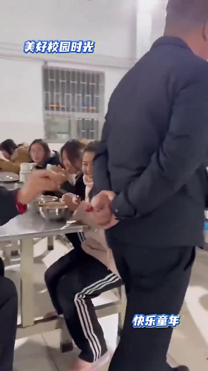 美好校园时光，班主任快乐童年。