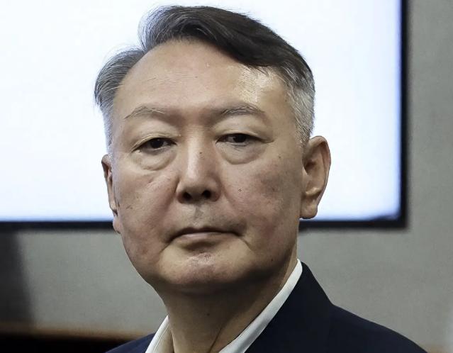 万万没想到，李在明现在确实有点窘迫，尹锡悦的叛国罪无法坐实，内乱罪又是一地鸡毛，