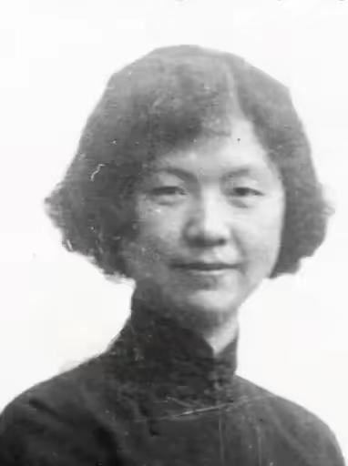 她是出身晚清的豪门千金、居里夫人唯一的中国女弟子。她与毛泽东并肩参加五四运动，在
