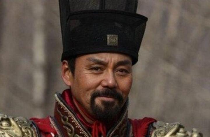 给岳飞平反的人，为什么被砍头送敌国？1207年冬，临安城里一口木匣悄悄北上，