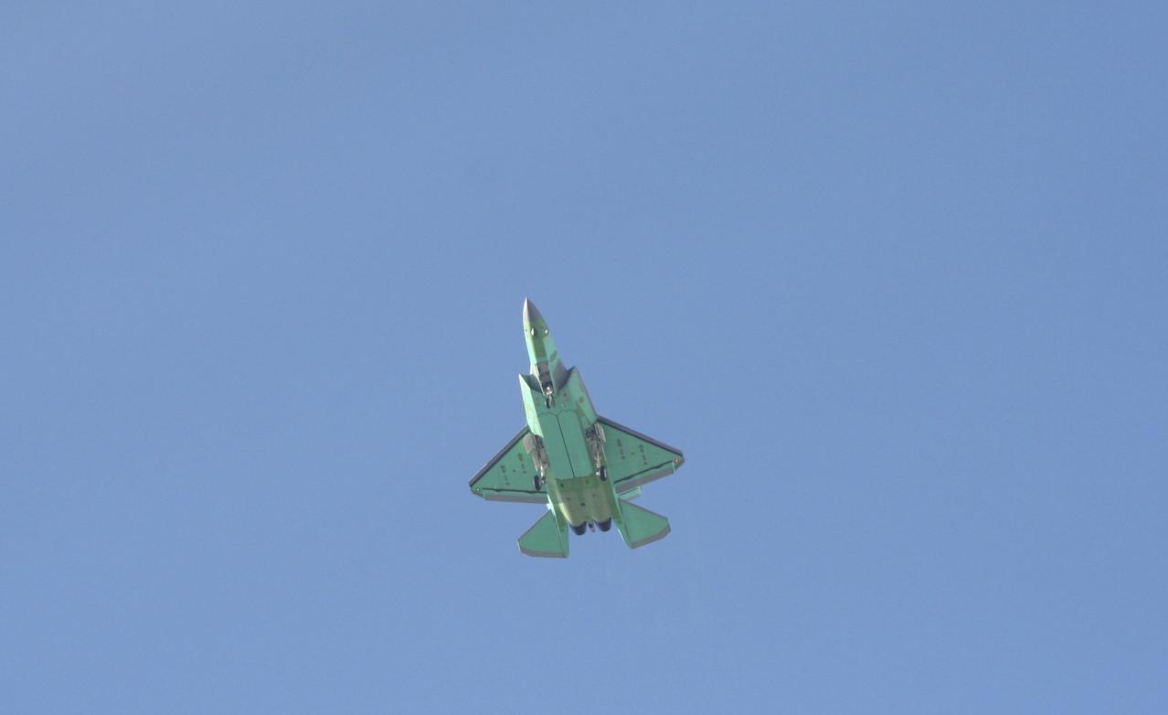 开足马力，全面提高产能，这两张图片明显不是海军的歼-35，而是空军的歼-35A，