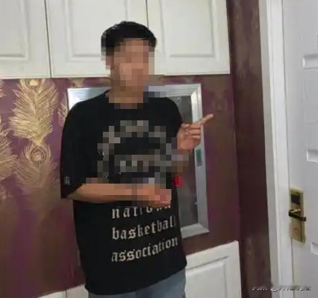 湖北，一男子得知女子丈夫出差，就将女子约到一处酒店，俩人在酒店内喝酒、聊天、男子