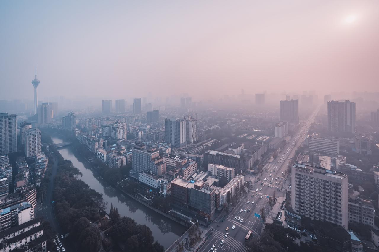 我刷到一段视频：一位上海大爷说“成都终究只是西部城市，不如上海发达，本质还是穷”