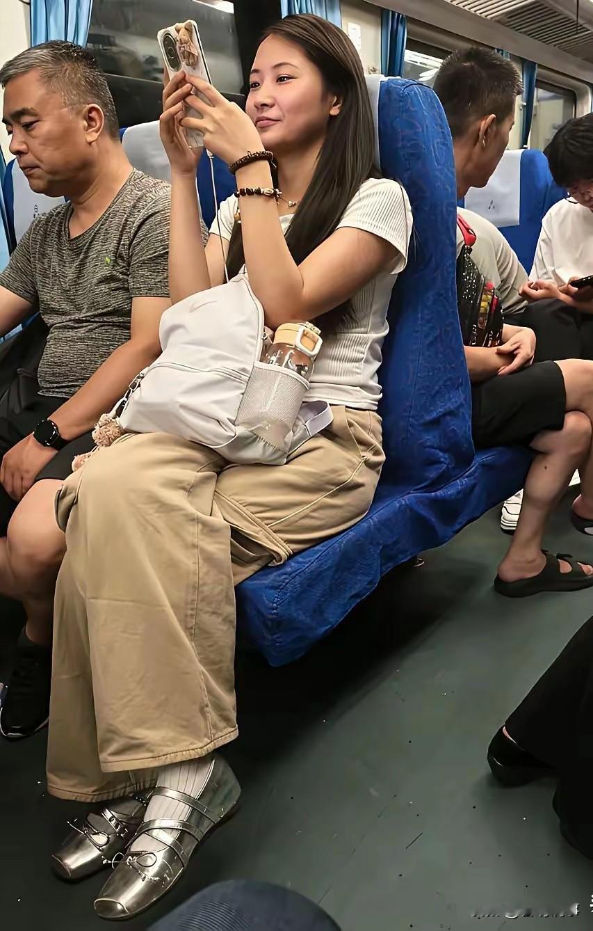 不明白就问，这位小姐姐穿的是什么牌子什么材质的鞋子👟，我感觉有点像304不锈钢