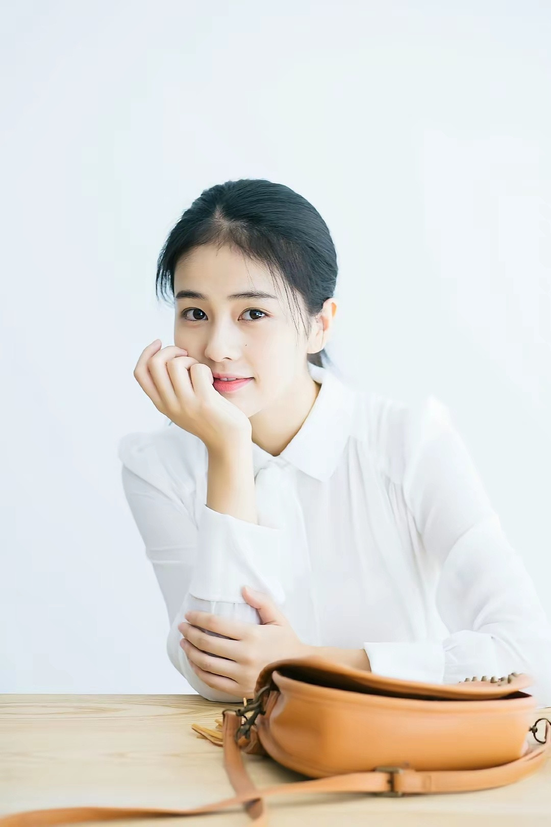 白鹿独资工作室叫鹿妍文化原来梦妍就是白鹿本名白梦妍啊！她早年当淘宝模特时的照片真