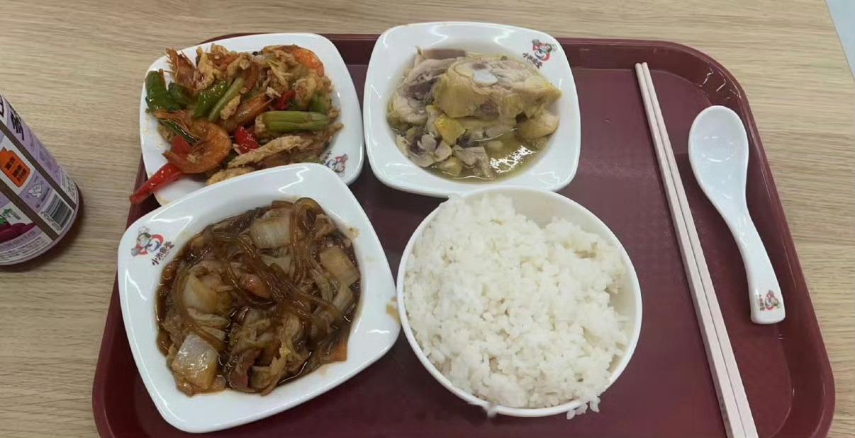 小米全球总部15元的员工晚餐说是图里这样的，15块钱，坐标北京小米食堂，物价可