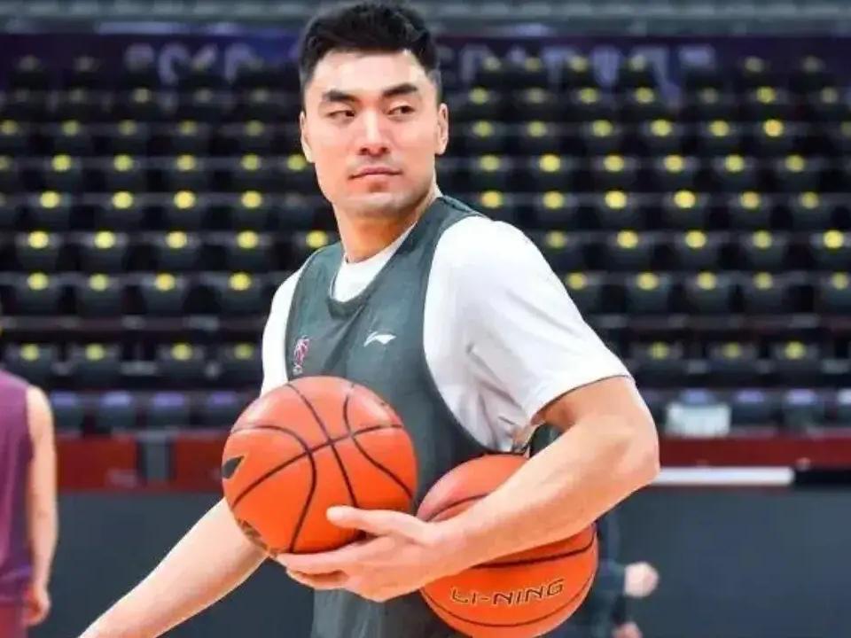 CBA最新消息：据知名篮球自媒体人付政浩发文谈到了辽宁男篮，在郭艾伦和张镇麟被交