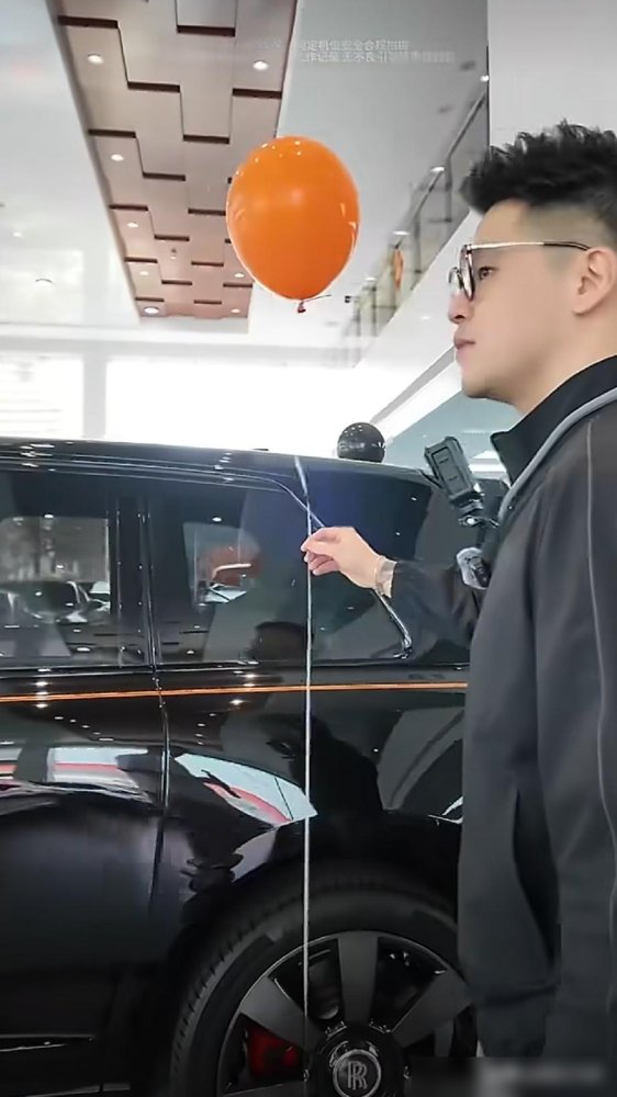 李勒优搬出去了，崔晋转头提了辆库里南。27岁生日，晋妈直接送儿子一台劳斯莱斯。镜头里崔晋摸方向盘，晋