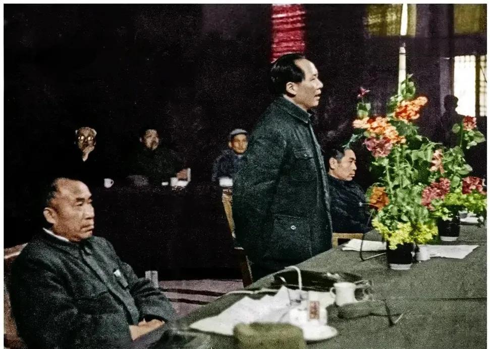 1945年4月23日，中国共产党第七次全国代表大会在延安开幕，图为毛主席致《两个