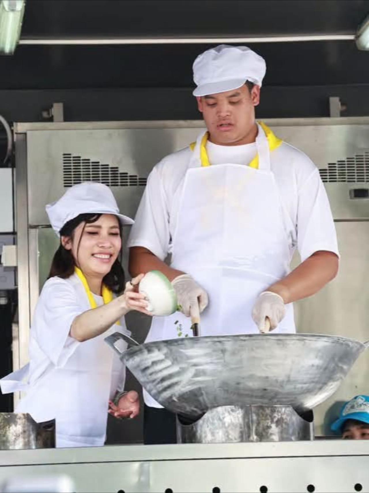 诗妮娜跟提帮功一起下厨，母子关系超级好8月7日下午，泰国提帮功亲王带着诗妮娜贵