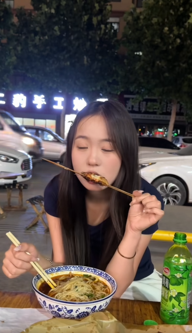 夏天夜晚女朋友幸褔小烧烤~