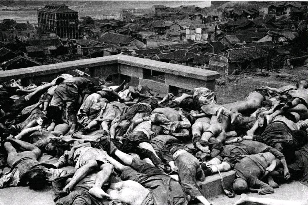 这张照片记录的是1941年6月5日重庆“6·5”大隧道惨案后的惨烈现场。画