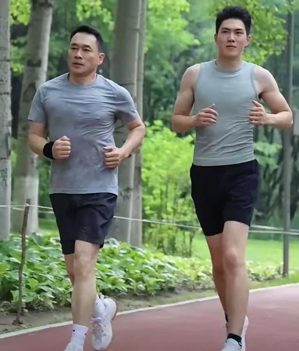 丁海峰以后再也不敢想王思懿了，儿子比他壮也比他高！演完水浒传之后，他看上了自家“