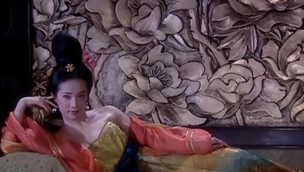公元626年，李世民砍了李建成脑袋后，急匆匆赶到大嫂玳姬宫里，一把将玳姬按在床上