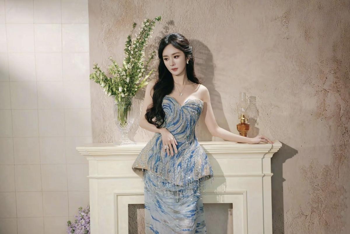 杨幂今日造型鲨疯了[赞]蓝金渐变抹胸叠透纱长裙[比心]珠绣流苏像海浪在发光[给力