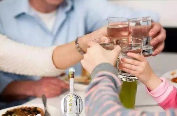 解释不清了！去年春节，一个从吉林来郑州过年的五十六岁老人，喝完酒突然大出血，被急